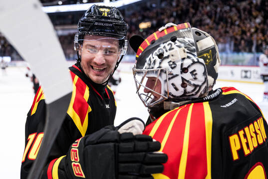 Brynäs Miks Indrasis och målvakt Ludvig Persson jublar och