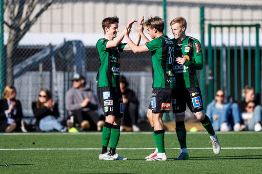Varbergs Isak Vidjeskog jublar med Olle Edlund och Emil Hellman efter 1-0