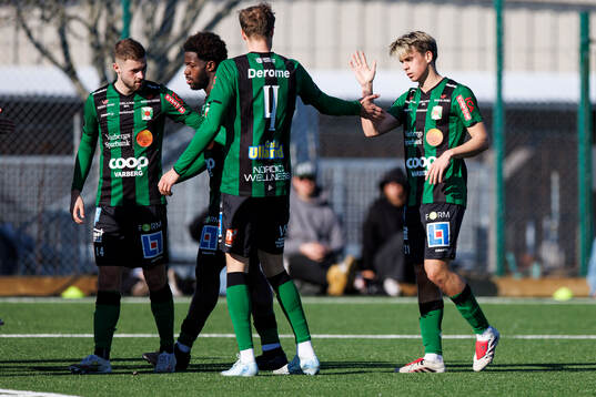 Varbergs Isak Vidjeskog jublar med Oliver Alfonsi, Kevin Appiah Nyarko och Niklas Dahlström efter 1-0