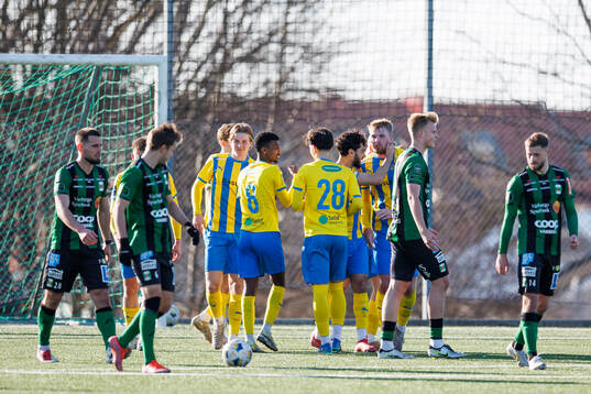 Eskilsminnes spelare jublar efter 1-1 av Adrian Petersson