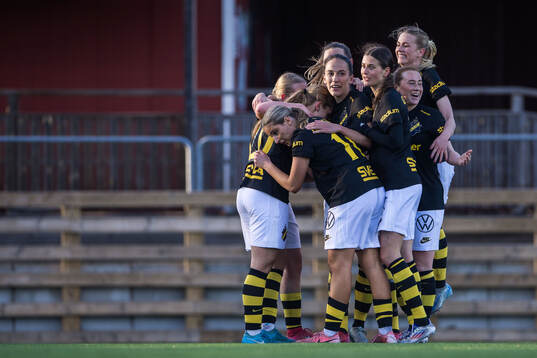 AIKs Aleksandra Bogucka (v) jublar med Nellie Eriksen Yasseri, Anna Oskarsson, Signe Carstens och Ella Reidy efter 2-0