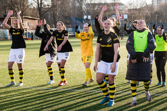 AIKs Matilda Plan, Anna Oskarsson, målvakt Ella Agnekil, Aleksandra Bogucka och Adelisa Grabus jublar