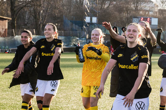 AIKs Anna Oskarsson, målvakt Ella Agnekil och Aleksandra Bogucka jublar