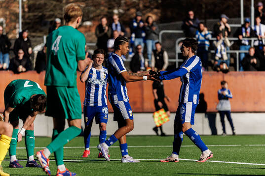 IFK Göteborgs Sebastian Clemmensen jublar med lagkamrater efter 2-0