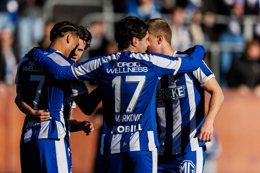 IFK Göteborgs Sebastian Clemmensen jublar med lagkamrater efter 2-0
