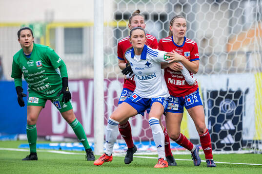 Vittsjös målvakt Savannah Madden, Sofie Rewucha  och