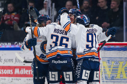 Växjös Marcus Sylvegård jublar med lagkamrater