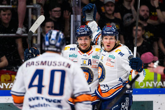 Växjös Keegan Lowe och Marcus Sylvegård jublar