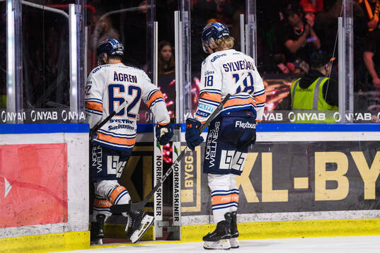 Växjös Manuel Ågren och Marcus Sylvegård lämnar isen