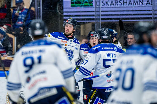 Karlskogas Jonatan Harju och Henrik Larsson jublar efter 1-2