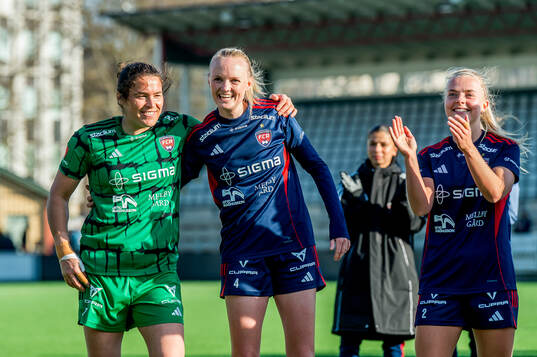 Rosengårds målvakt Eartha Cumings, Emma Pennsäter och Emilie Woldvik  jublar