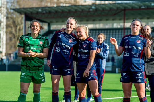 Rosengårds målvakt Eartha Cumings, Emma Pennsäter, Emilie Woldvik och Emilia Pelgander  jublar