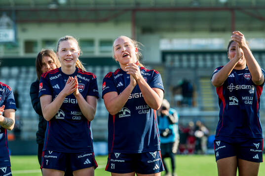 Rosengårds Bea Sprung och Oona Sevenius jublar