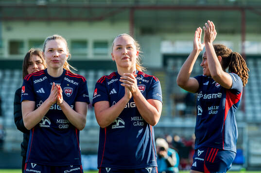 Rosengårds Bea Sprung och Oona Sevenius jublar