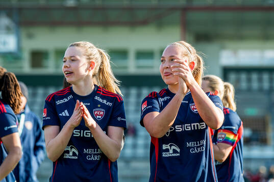 Rosengårds Bea Sprung och Oona Sevenius jublar