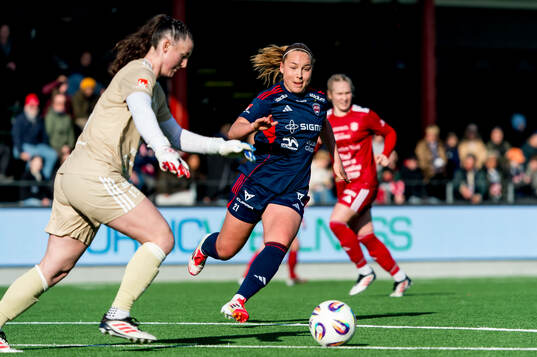 Rosengårds Oona Sevenius och Piteås målvakt Lauren Brzykcy