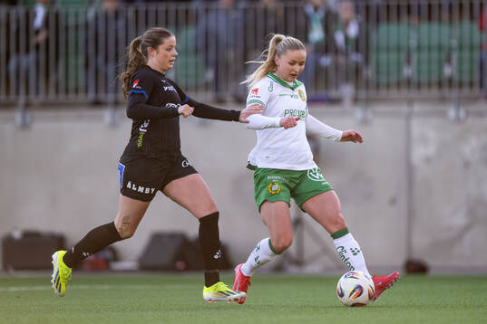Växjö DFFs Emma Holmqvist och Hammarbys Anna Jøsendal