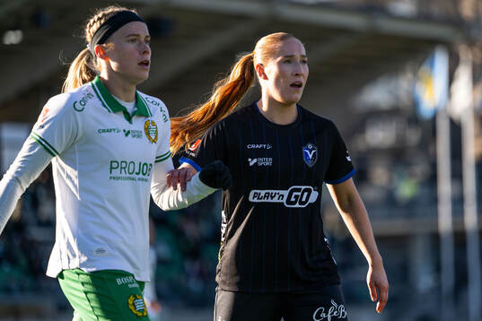 Hammarbys Julie Blakstad och Växjö DFFs Tilde Johansson