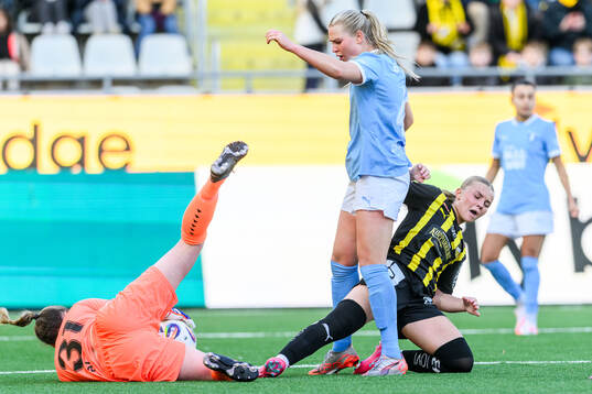 Malmös målvakt Moa Öhman och Ellen Löfqvist i duell med Häckens Matilda Nildén