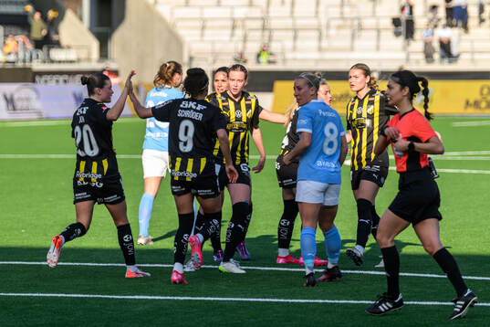 Häckens Felicia Schröder jublar efter 1-2