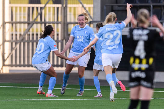 Malmös Sara Kanutte Fornes jublar med lagkamrater efter 2-3 målet
