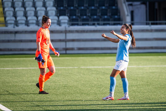 Malmö FFs målvakt Moa Öhman och Ines Belloumou jublar