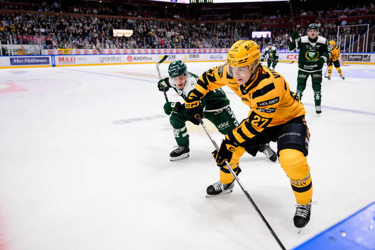 Färjestads Joel Nyström och Skellefteås Oskar Vuollet