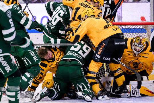 Skellefteås Oskar Nilsson och andra framför målvakt