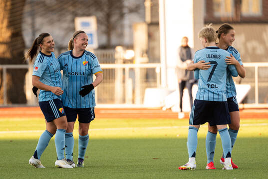 Djurgårdens Alexsandra Lobanova, Therese Åsland, och Olivia Ulenius jublar