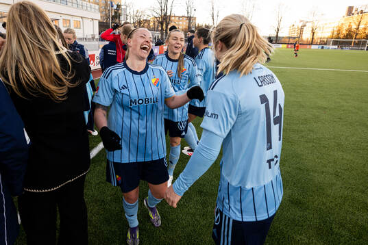 Djurgårdens Therese Åsland och Mimmi Larsson jublar