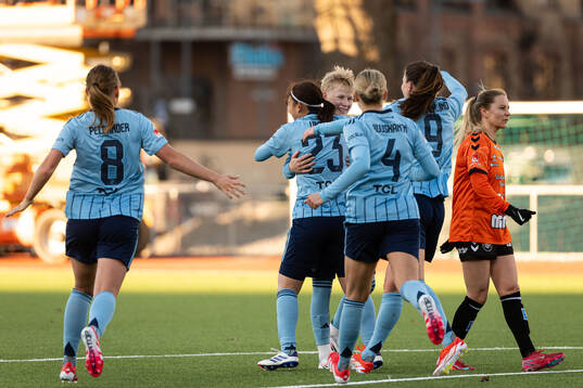 Djurgårdens Urara Watanabe jublar med lagkamrater efter 1-1