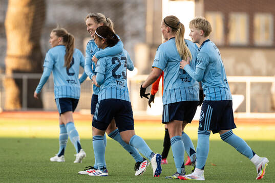 Djurgårdens Urara Watanabe jublar med Mimmi Larsson efter 1-1