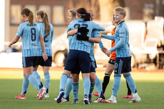 Djurgårdens Urara Watanabe jublar med Therese Åsland efter 1-1