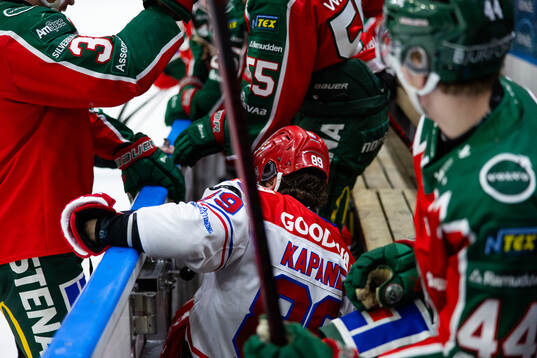 Frölundas Nicklas Lasu tacklar in Timrås Oliver Kapanen i