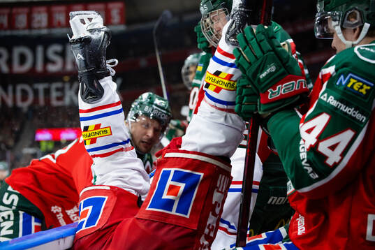 Frölundas Nicklas Lasu tacklar in Timrås Oliver Kapanen i