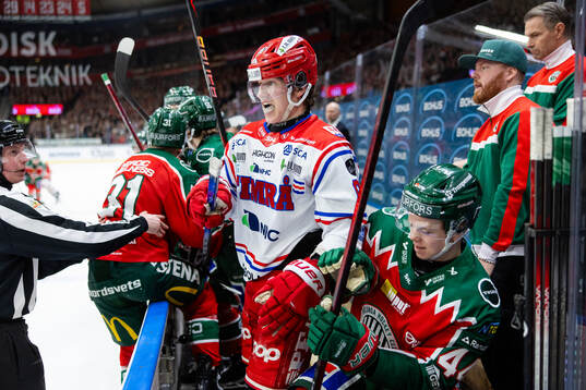 Frölundas Nicklas Lasu tacklar in Timrås Oliver Kapanen i