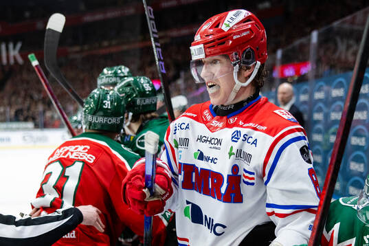 Frölundas Nicklas Lasu tacklar in Timrås Oliver Kapanen i