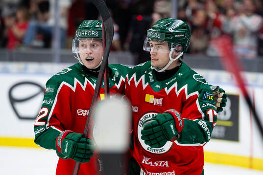 Frölundas Isac Born jublar ihop med Noah Hasa