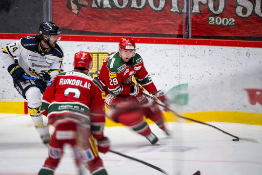 HV71s Sean Day och Modos Mikkel Aagaard