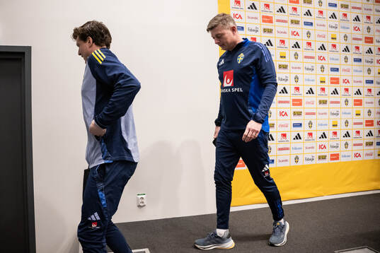 Victor Nilsson Lindelöf and head coach Jon Dahl Tomasson of the Swedish men's national football team