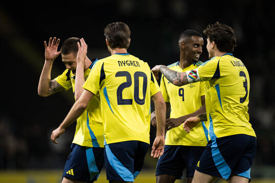 Emil Holm of Sweden celebrate with Benjamin Nygren, Alexander Isak and Victor Nilsson Lindelöf after scoring the 1-0 goal