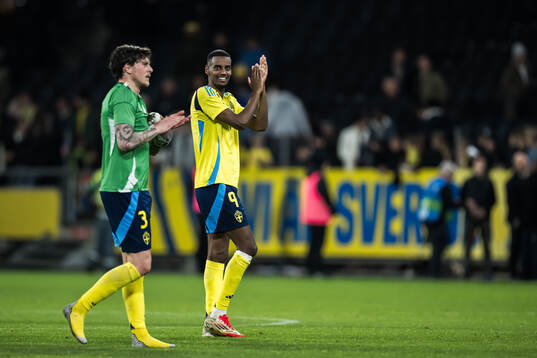 Victor Nilsson Lindelöf and Alexander Isak of Sweden celebrate