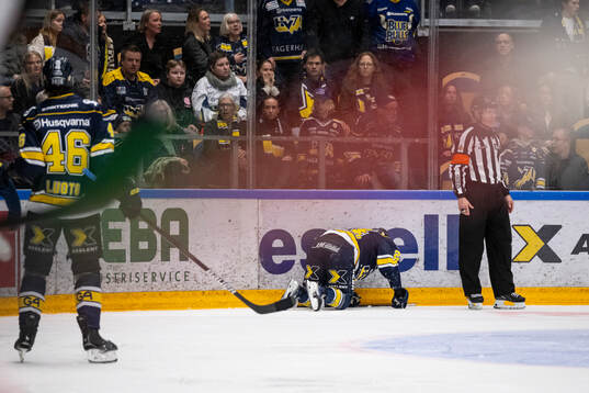 HV71s Oscar Fisker Molgaard har ont