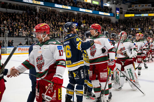 HV71s spelare och Modos spelare tackar varandra