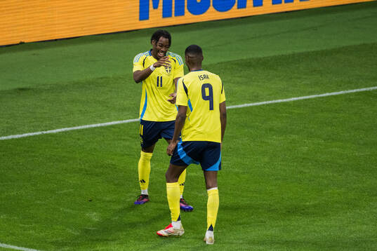 Anthony Elanga and Alexander Isak of Sweden celebrating the 5-0 goal