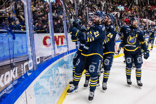 Södertäljes Nolan Stevens jublar med lagkamrater