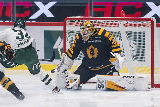 Färjestads Michael Lindqvist gör 0-1 bakom Skellefteås