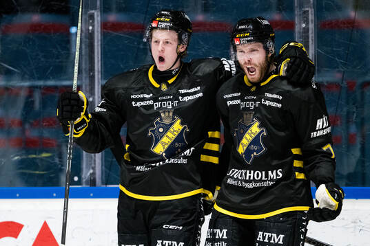 AIKs Lukas Zetterberg och Viggo Gustafsson jublar