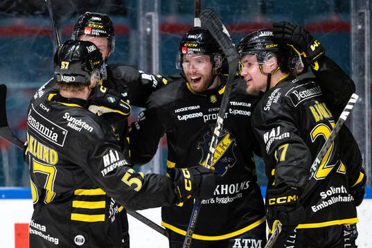 AIKs Lukas Zetterberg jublar med Christoffer Björk