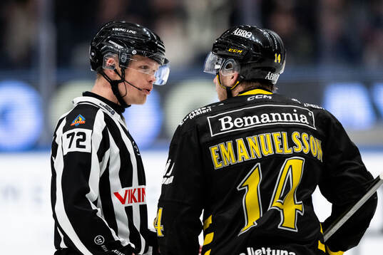 Linjedomare William Henriksson och AIKs Jesper Emanuelsson